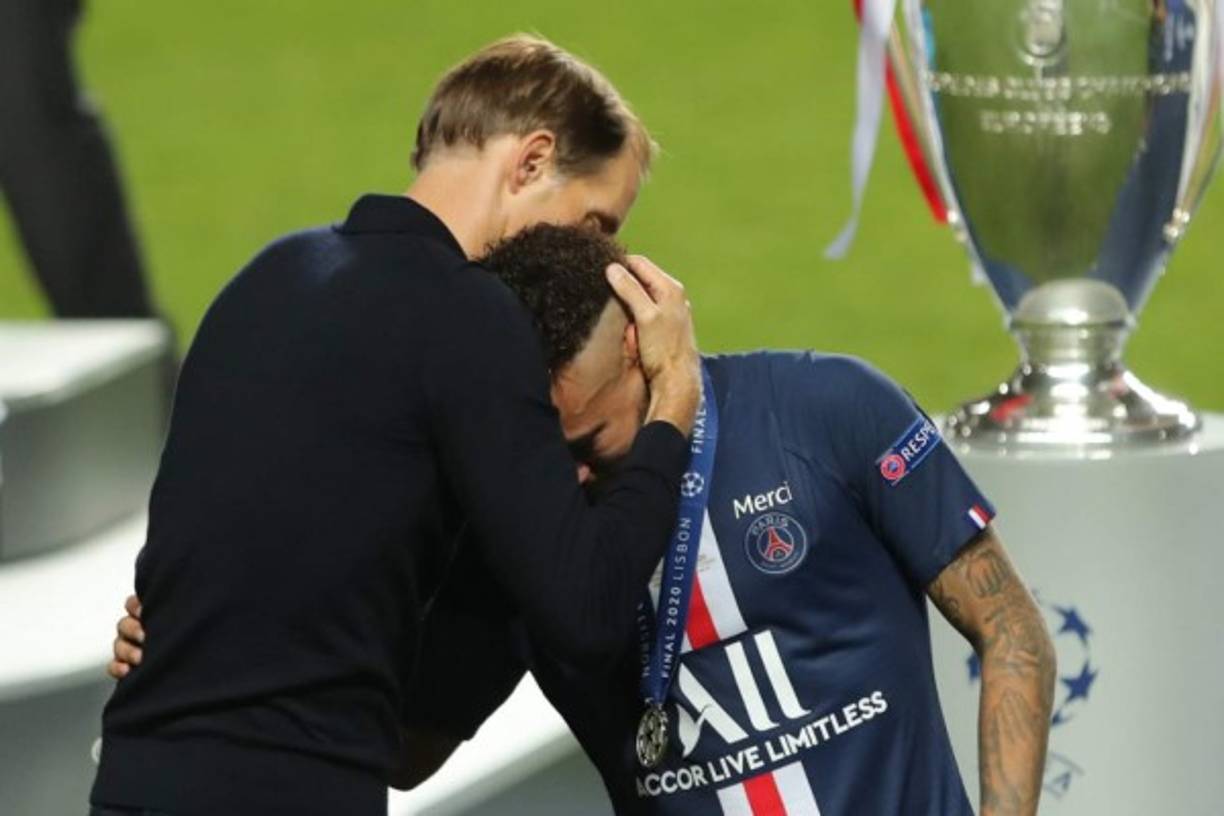 Thomas Tuchel, entrenador del PSG, le dio un abrazo a Neymar al ver el desconsuelo del crack brasileño.