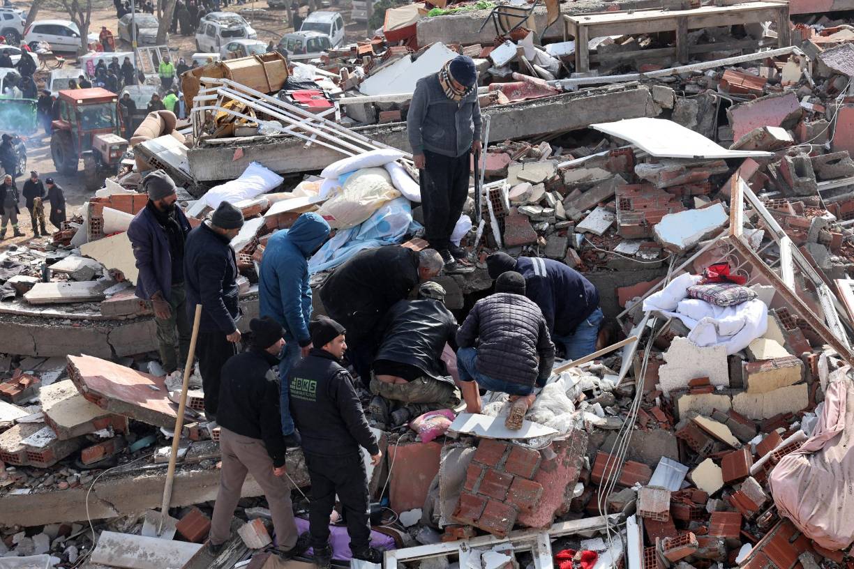 “Los sacaremos con vida. Estamos aquí para eso”, se escuchó decir a un miembro de los equipos de recate durante una retransmisión de la emisora CNNTürk.