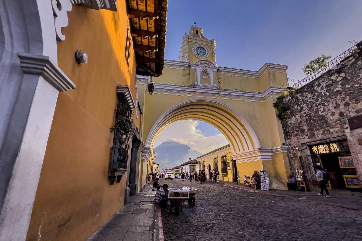 Con paisajes inolvidables y una esencia colonial, Antigua es uno de los destinos turísticos obligatorios al viajar a Guatemala, tanto por su pasado histórico como por su vida contemporánea, esa que llama tanto la atención cada año a miles de extranjeros que disfrutan perderse en sus calles empedradas.