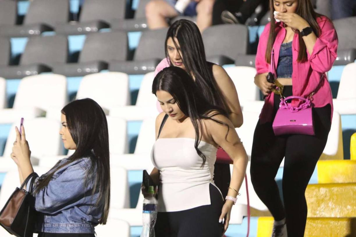 Las bellas chicas se hicieron presentes en el recinto capitalino para difrutar del duelo.