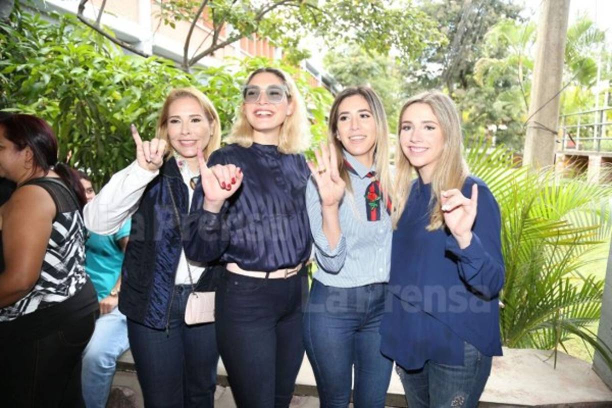 El alcalde de la capital de Honduras, Nasry 'Tito' Asfura, llegó bien resguardado por su esposa e hijas a ejercer el sufragio.