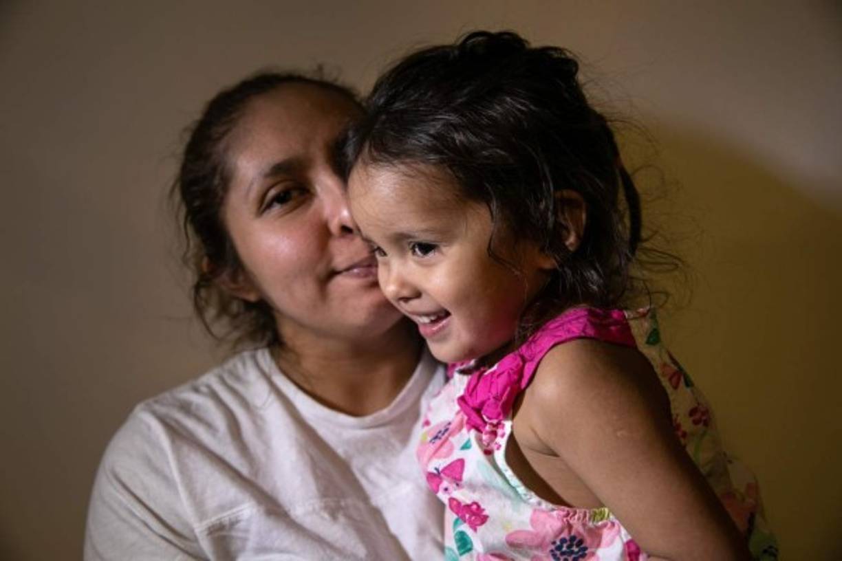 La revista Time emitió una disculpa por la historia de la portada después de escribir que los oficiales de la frontera habían tomado a la niña 'gritando' de su madre. Pero el daño fue hecho. Trump y sus partidarios criticaron lo que decían que eran 'historias falsas de tristeza y dolor' construidas alrededor de una narrativa falsa.