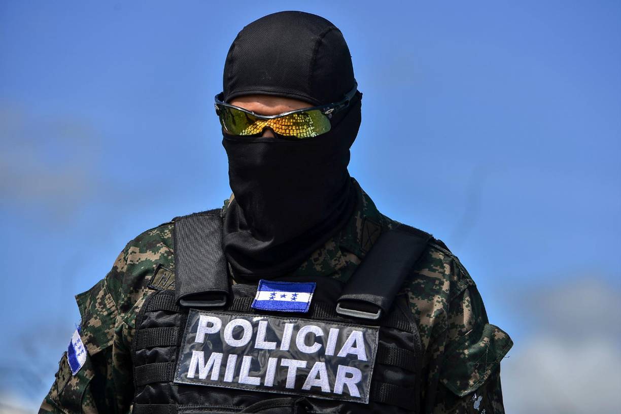  Además, deberá reformar el Código Procesal Penal para que la medida de prisión preventiva sea aplicada a todas las personas en proceso de juzgamiento por los delitos que cometan, así como “incorporar medida de juzgamiento colectivo para estos crímenes”.