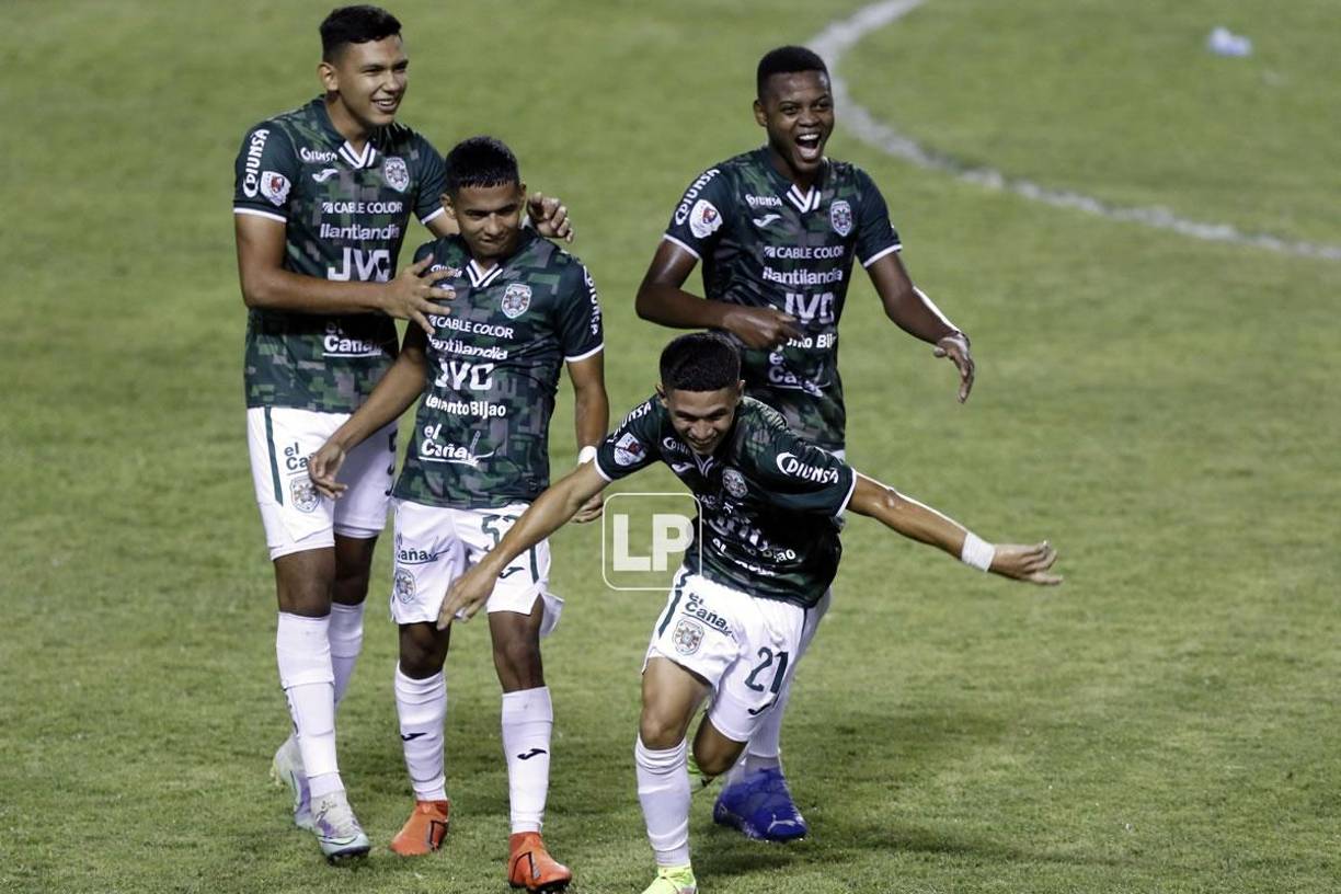 Los jugadores del Marathón felicitaron a Odín Ramos por su gol que significó el 4-1 del Marathón.