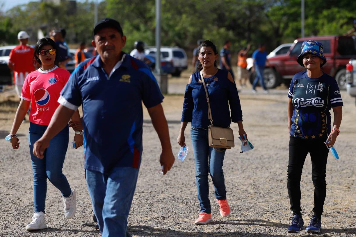 Fanáticos del Motagua durante la previa del partido rumbo al recinto futbolístico sureño.