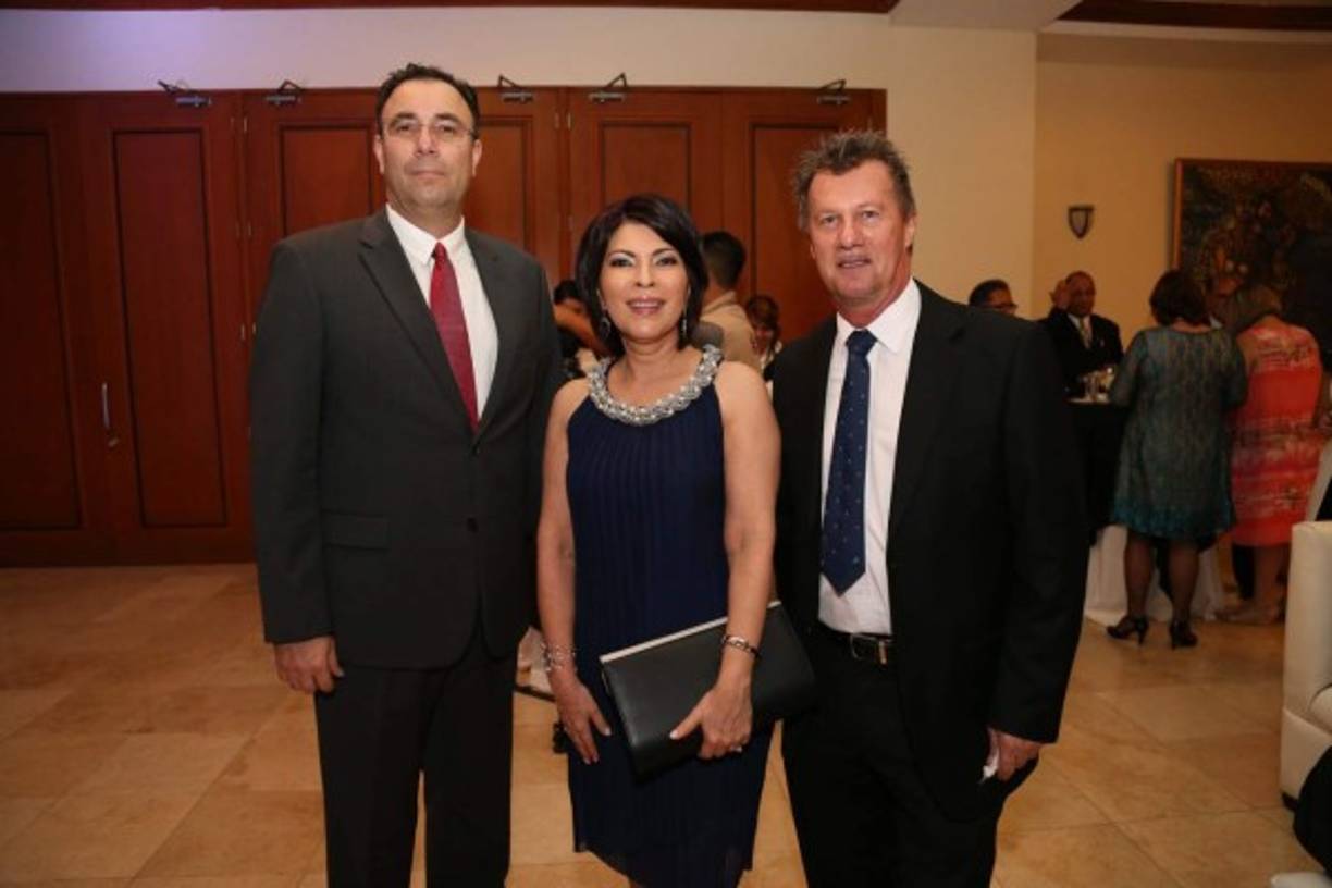 Luis Zelaya, Analyda Melara y Clarence Stol.