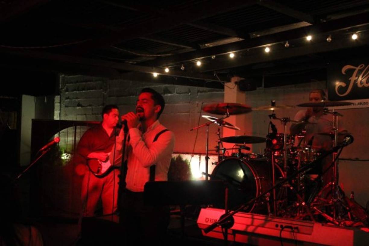 KMALEÓN. ¡Para corear toda la noche! Uno de los nuevos grupos sonando en la ciudad estará el sabado 7 de octubre en Rock House tocando los grandes clásicos de los 80's y 90's y también con un especial de Shakira a partir de las 9:00 p.m.