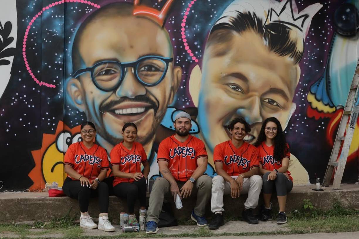Ney Fernández dio vidal al pintorezco mural junto a organización Cadejos de Pieles Naranjas con quienes ha realizado varios murales en la región de Comayagua.