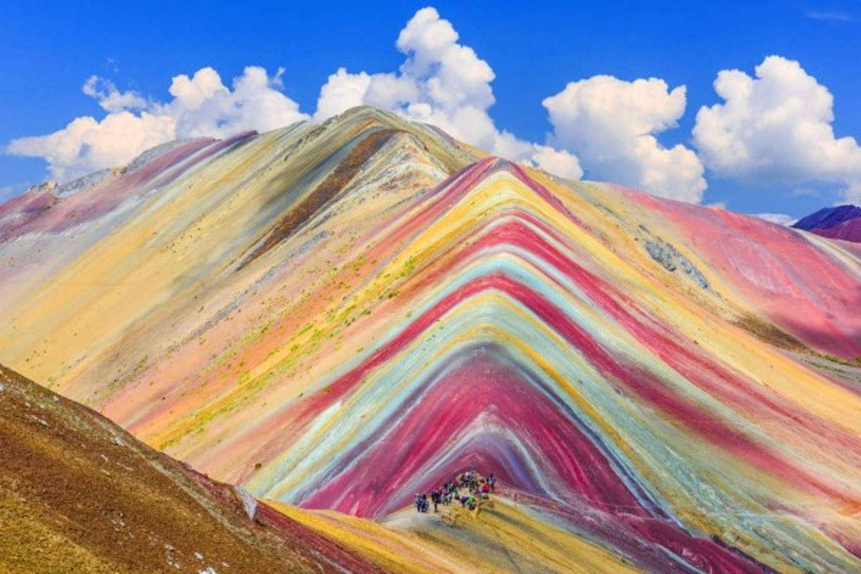 El aspecto de arcoíris de Vinicunca se debe a “una compleja historia geológica de sedimentos marinos, estos sedimentos, transportados por el agua que antes cubría la zona, datan de entre los periodos terciario y cuaternario, es decir, de hace unos 65 a dos millones de años.