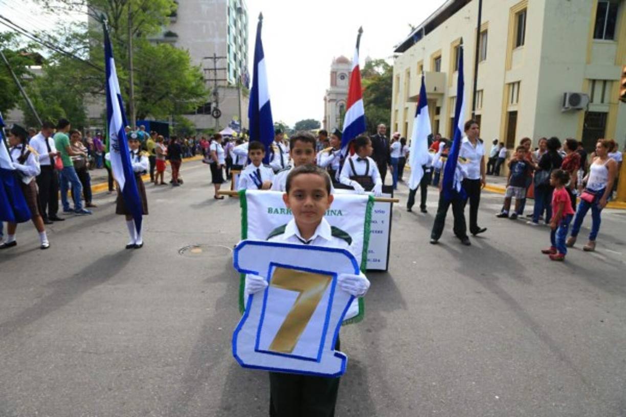 La marcha de los escolares se desarrolla en orden en la primera calle sampedrana.