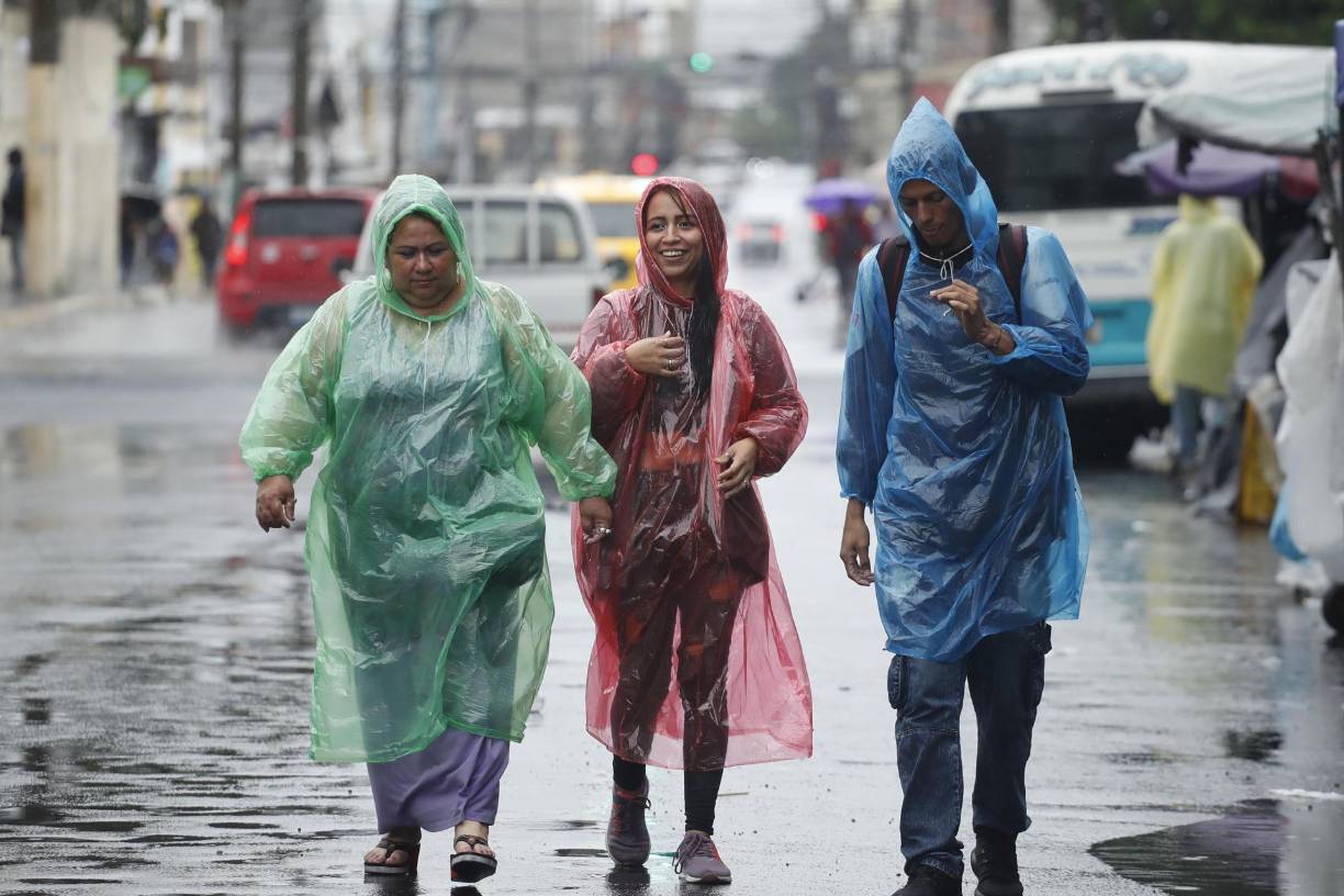 En los próximos días, según la declaración de la alerta y el pronóstico del MARN, existe entre 20 % y 10 % de “probabilidad de desarrollo ciclónico” de dos bajas presiones ubicadas en Guatemala. 