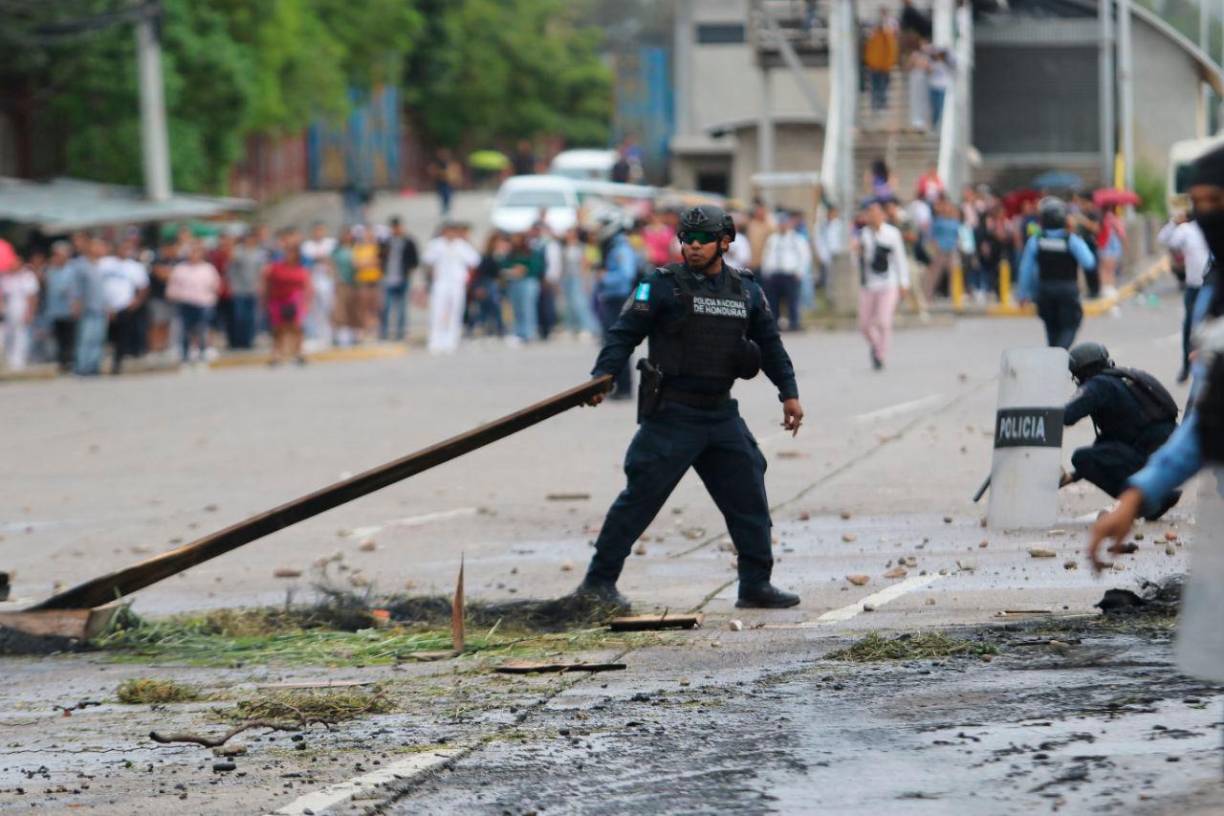 Palos, piedras y barricadas puestas por los estudiantes fueron de inmediato levantadas por los miembros de la policía Nacional para liberar el tráfico que realizaba la protesta de los estudiantes.