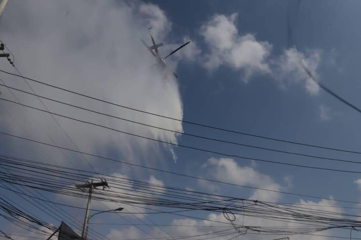 Un helicóptero de las Fuerzas Armadas lanzó agua desde las alturas para sofocar el infernal incendio, que dejó pérdidas millonarias. 