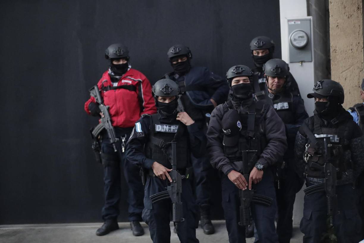 “Queremos prevenir que el trabajo policial se entorpezca a consecuencia de algunas celebraciones que hemos visto en otras ciudades de Honduras, como en San Pedro Sula (norte), donde ha habido fiestas y caravanas, queremos evitar que las aglomeraciones de personas se vayan a venir a este sector”, explicó.