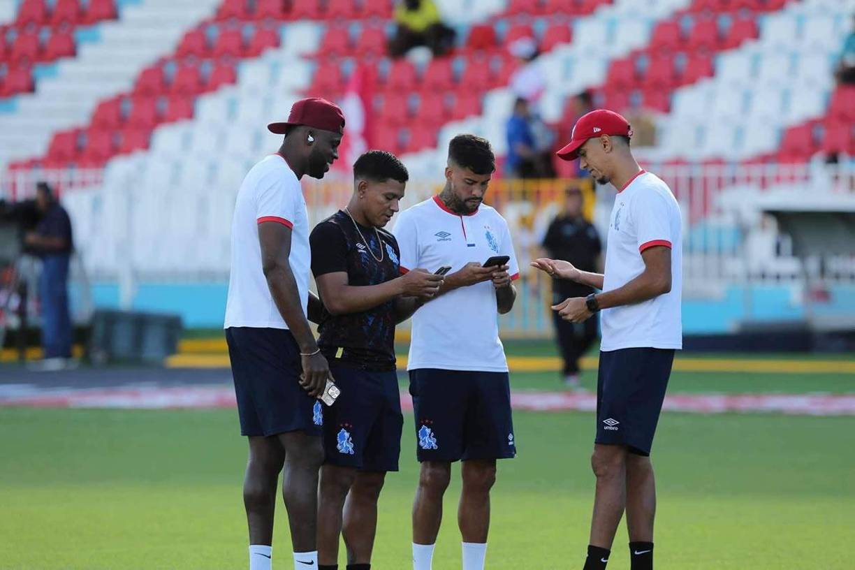 Yustin Arboleda, Brayan Moya, Gabriel Araújo y Yan Maciel, entretenidos con los celulares previo al inicio del partido Olimpia-Marathón.
