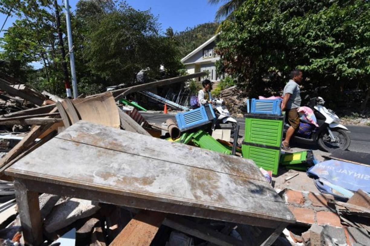 Los equipos de rescate reforzaron hoy las labores en la zona en búsqueda de supervivientes y víctimas bajo los escombros y la asistencia a las personas afectadas.
