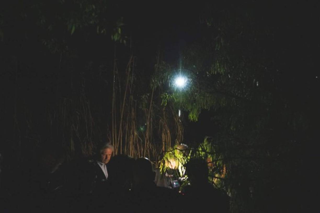 'Es más de la medianoche y estoy parado en la orilla del Río Grande, el agua está justo detrás de mí. Estoy en la frontera de Texas junto con 18 senadores, hicimos el viaje para ver la crisis que se está desarrollando', dijo Cruz a los periodistas que lo acompañaron en el recorrido.