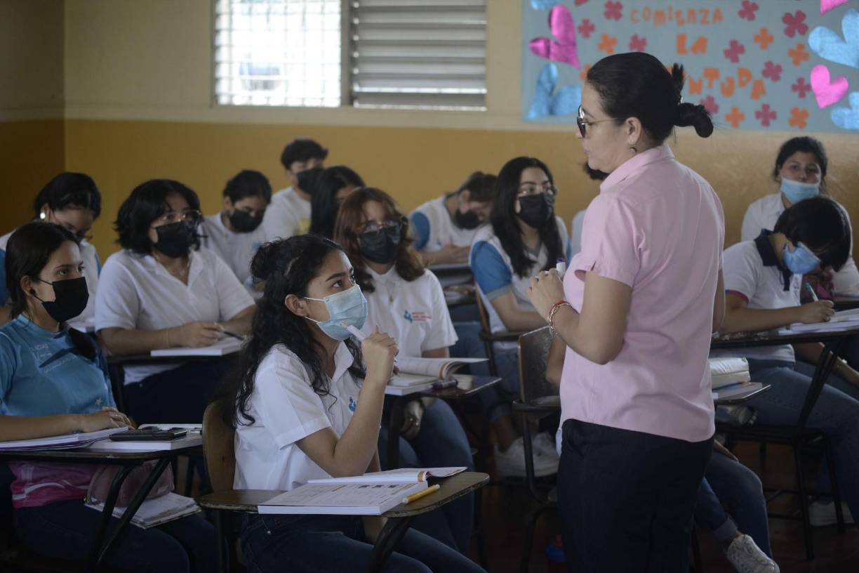 “Tenemos muchos proyectos, la institución ahora es mixta bilingüe y para este año estamos impulsando computación y robótica para todos los niveles, es decir, desde kinder hasta bachillerato”, manifiesta Sor Eva.