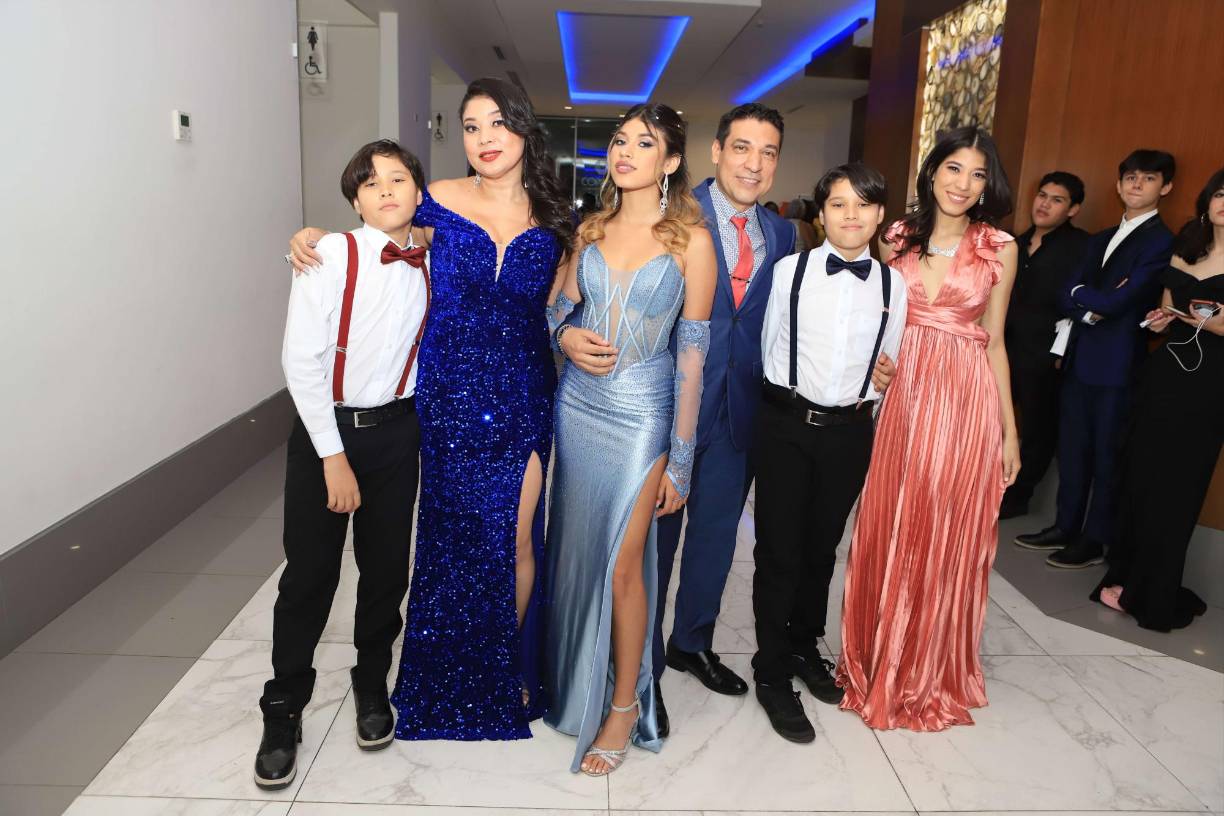 Gabriel Morales, Cristy Reconco, Stefanie, Roberto, Roberto Alexander y Angie Morales