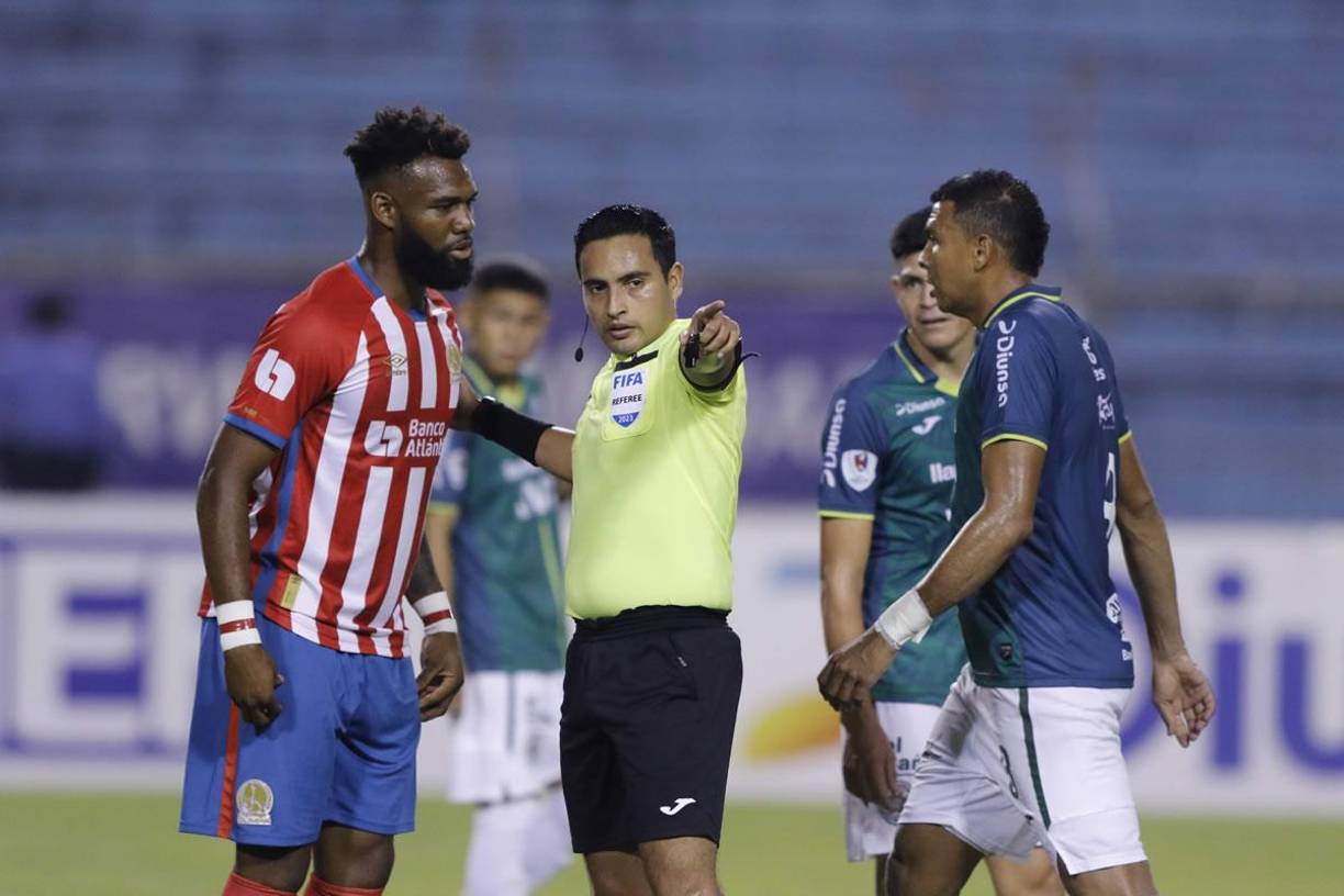El árbitro Saíd Martínez mandó a Jorge Benguché a quitarse algo al vestuario en pleno partido después de entrar de cambio a la cancha.