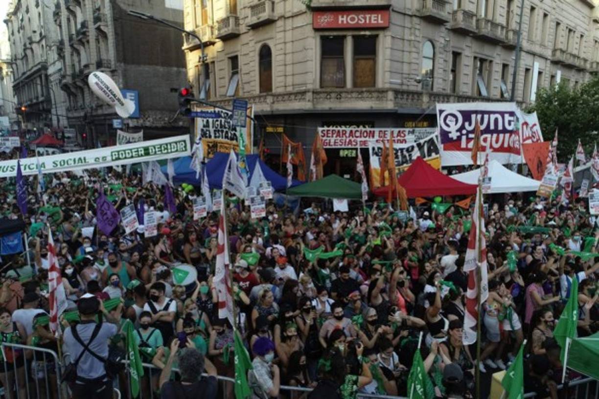 '¡Olé, olé, es ley, es ley!', gritaron las mujeres al unísono, entre sollozos y eufóricos abrazos. Montadas sobre las casetas de estaciones de bus o desde los balcones de edificios, agitaron con fuerza su pañuelo verde mientras Argentina se convertía en el país más grande de América Latina en legalizar el aborto.