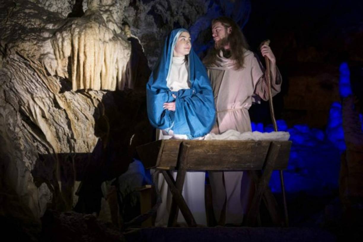 Actores aficionados actúan como la Virgen María y José durante el Belén en vivo ambientado en la Cueva de Postojna en Postojna, Eslovenia.