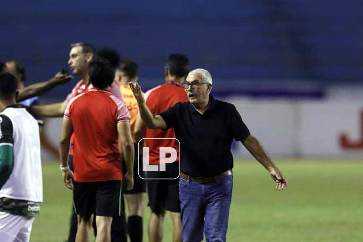 Manuel Keosseián reclamando tras la expulsión de Denovan Torres.