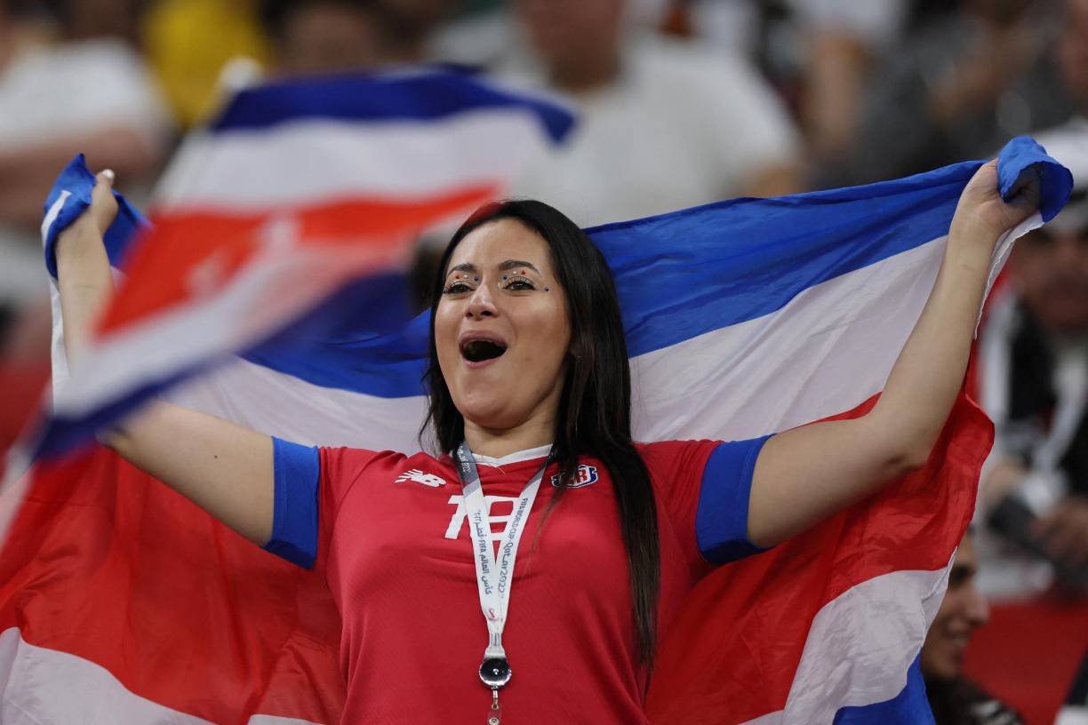 Las fanáticas de Costa Rica se sumaron a la fiesta del último partido de la fase de grupos.