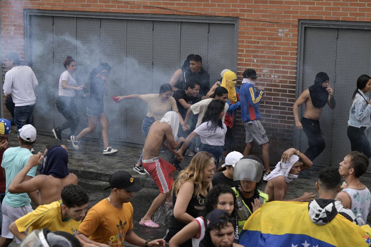 Los manifestantes se dispersaron huyendo de los gases pero varias protestas aún se mantienen en diversos puntos de Caracas.