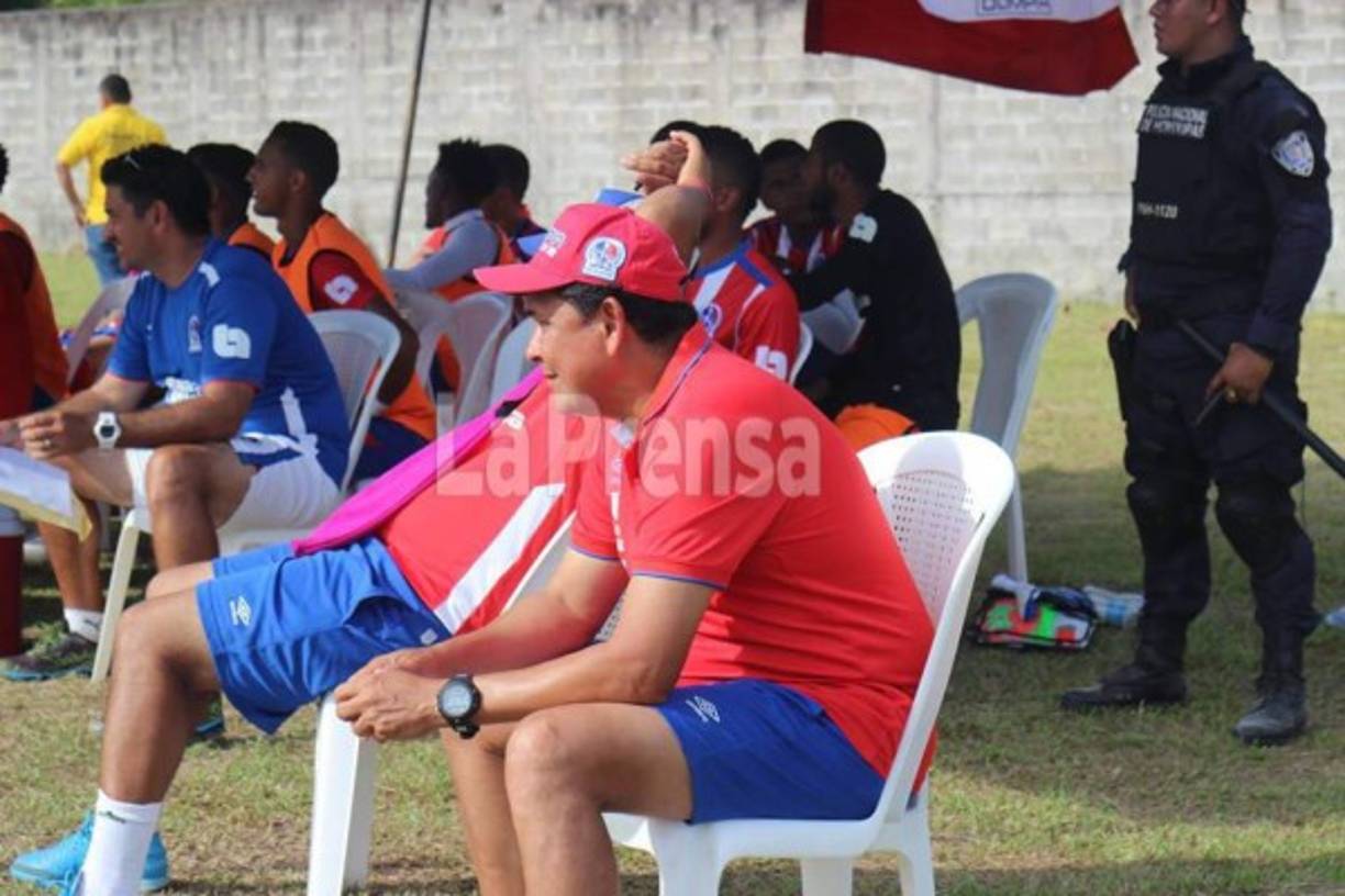 Debido a que el estadio no cuenta con banquillos, se habilitó una carpa para que los suplentes del Olimpia y su cuerpo técnico siguieran el partido.