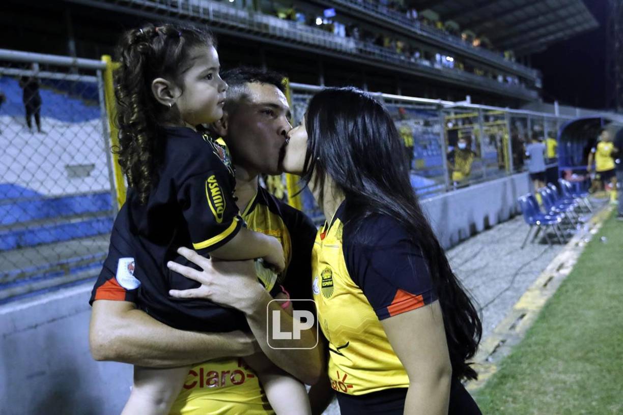 Con este cariñoso beso fue recibido Jhow Benavídez por su linda esposa Bella Siloet.