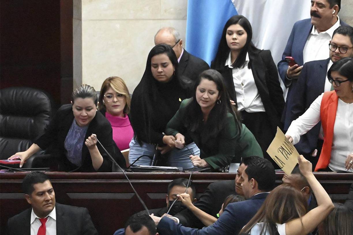 Diputados del Partido Nacional exigieron que se les diera la palabra y ante la negativa, procedieron a arrancar los micrófonos, ante esto surgió un forcejeo entre diputados.