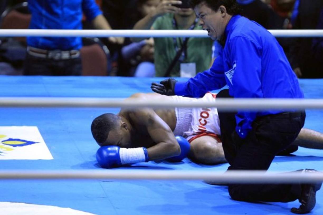 El colombiano Jelier Pacheco sacumbió y se fue a la lona.