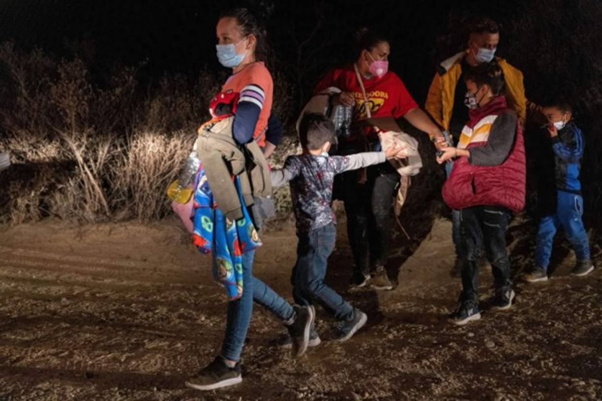 Los inmigrantes centroamericanos caminan hacia un puesto de control de la Patrulla Fronteriza de los Estados Unidos después de cruzar la frontera desde México el 13 de abril de 2021 en Roma, Texas. AFP