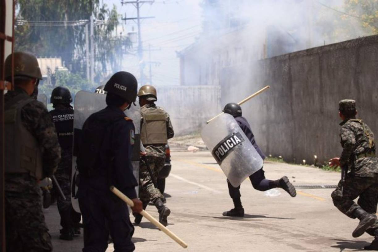 La Policía efectuó el desalojo al mediodía.