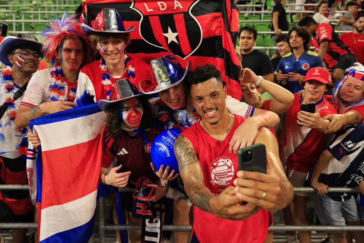 El jugador de Costa Rica, Julio Cascate, celebró con los aficionados ticos el triunfo y se tomó fotos con ellos.