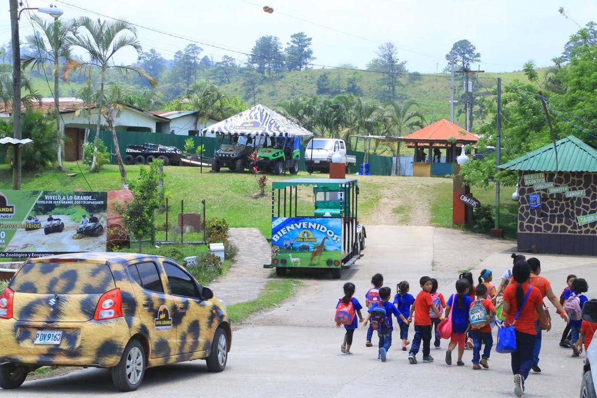 “Habíamos pocas personas, pero en eso cerraron el área de la jirafa y luego procedieron a cerrar”, contó Fuentes.