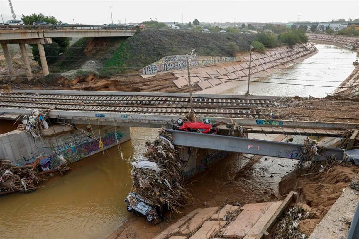 Ejército del Aire trabaja día y noche en labores de limpieza y desescombro en las zonas afectadas por la dana en Valencia, como por ejemplo en Catarroja, donde retira vehículos averiados en la calle de Pelayo, además de auxiliar a los vecinos y aplanar descampados para seguir acumulando escombros.