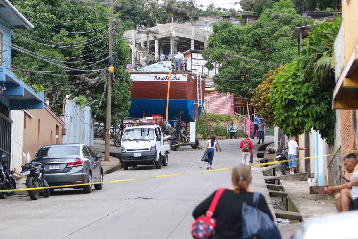 La construcción, que costó más de medio millón de lempiras, fue un sueño que, junto a su esposa, logró convertir en realidad, permitiéndole viajar entre las cálidas aguas del mar.