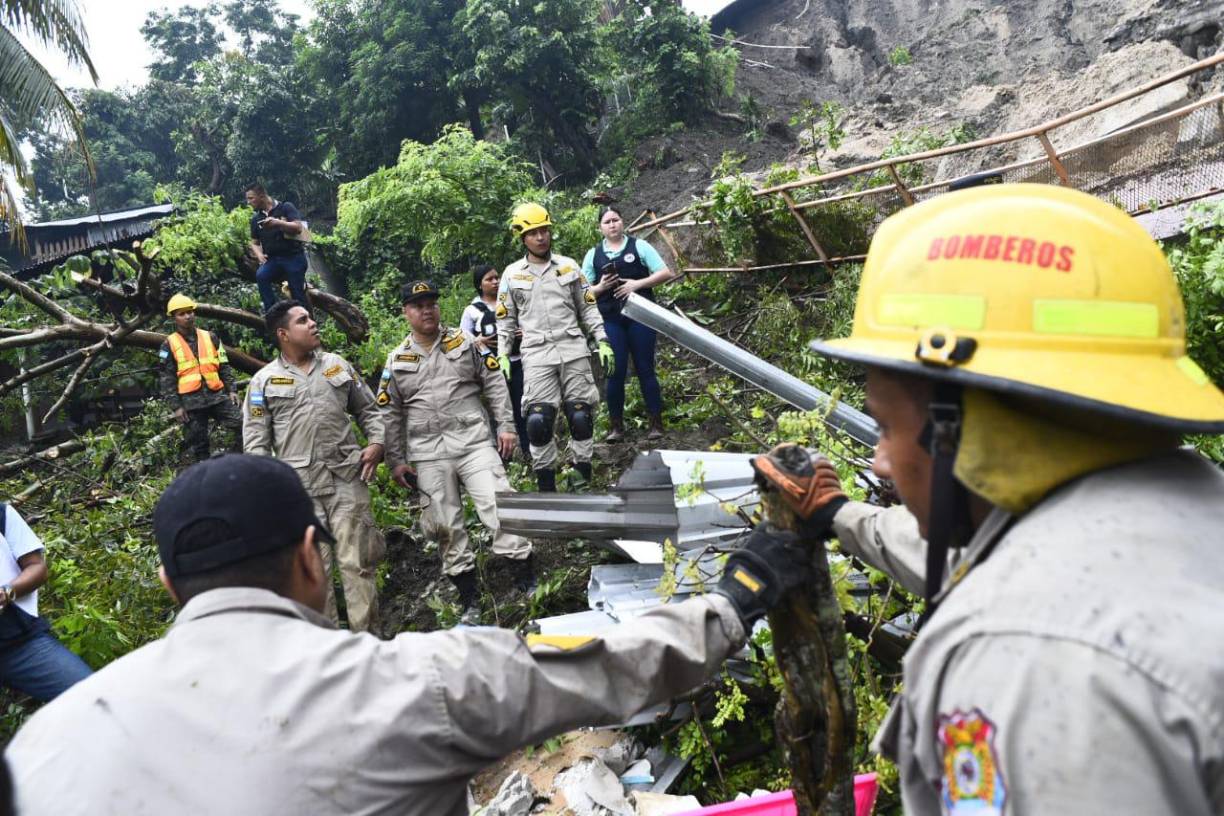 Las lluvias registradas en las últimas horas en la zona norte de Honduras han producido la acumulación de agua en terrenos vulnerables. Las autoridades pronostican que las precipitaciones continuarán durante el fin de semana, por lo que incidentes como el de este jueves podrían repetirse. 