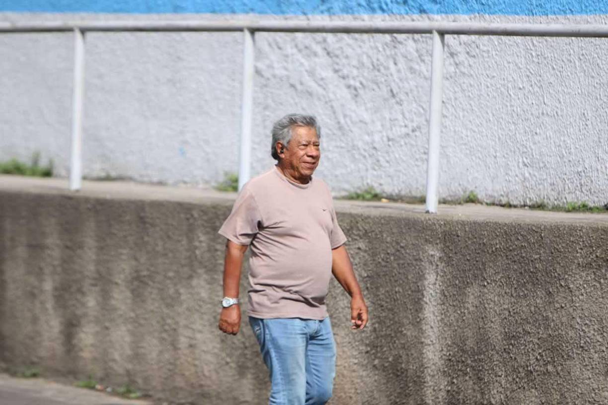 Ramón ‘Primitivo’ Maradiaga llegando al estadio Nacional Chelato Uclés para ver el Motagua-Marathón.