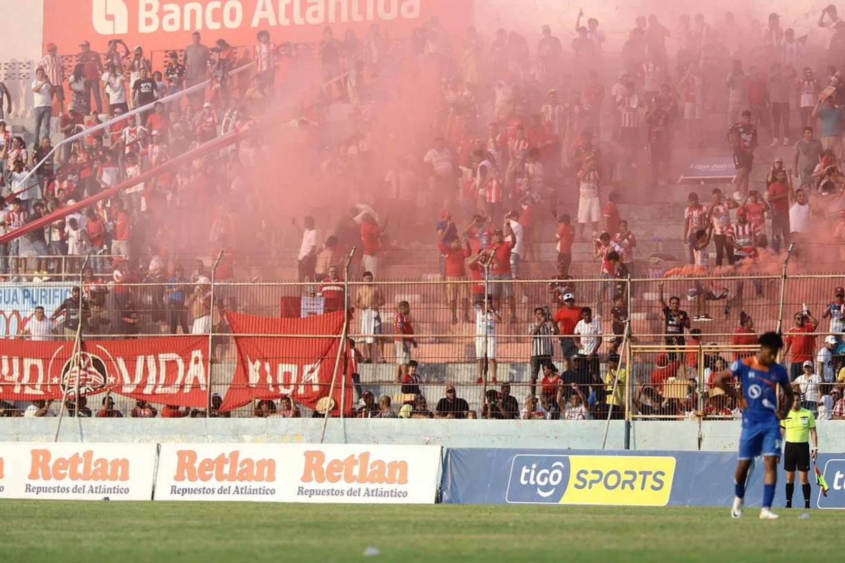 Los aficionados del Vida celebrando el gol de Clever Portillo contra la UPN.