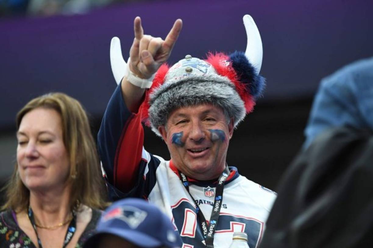 Este aficionado de los Patriotas trató de darle un sabor local a su atuendo utilizando un casco de vikingo (en referencia a los Vikingos de Minnesota), pero con el logo de los Pats.