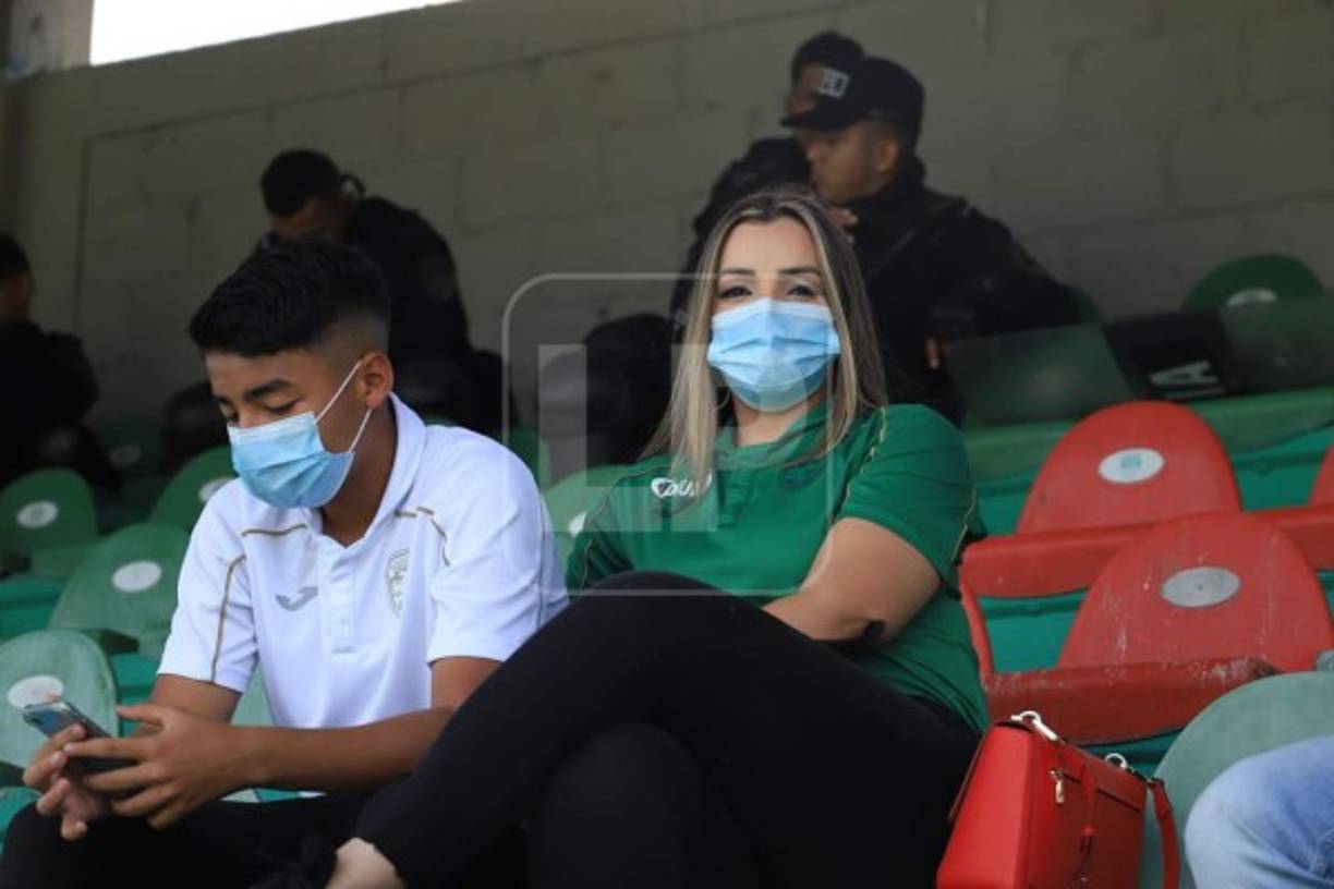 Virginia Varela, esposa de Emilio Izaguirre, deslumbró en el sector de silla del estadio Yankel Rosenthal. La bella dama fue a disfrutar del clásico al lado de su hijo.