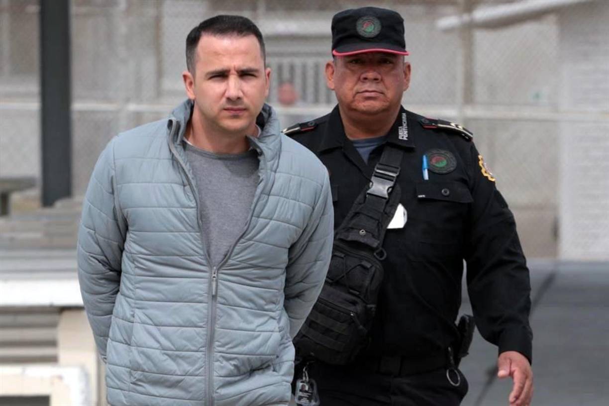 A lo largo del proceso judicial, Diego cambió sus declaraciones en varias ocasiones, inicialmente involucrando a Erika en el crimen y luego acusándola de actuar por venganza.