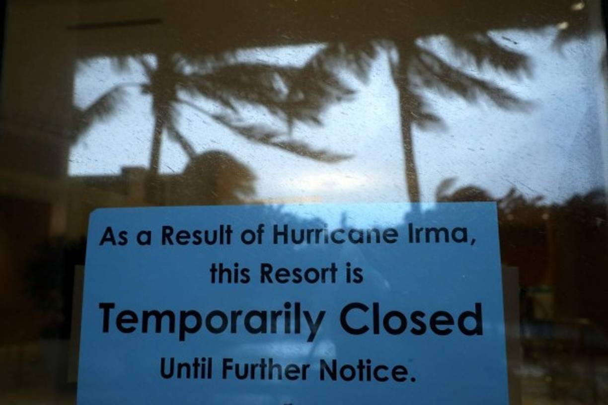 Trayectoria prevista <br/><br/><br/>A su llegada a Cuba, el ojo del ciclón se encontraba a 190 km de la ciudad de Caibarién y a 485 km al sureste de Miami, en Florida (EEUU).<br/><br/>Se prevé que Irma golpee Florida el sábado por la noche o el domingo por la mañana, primero azotando los cayos (islas), luego Miami, con ráfagas de viento de hasta 256 km/h, y Georgia y Carolina del Sur. El estado de emergencia vigente en estos tres estados fue extendido a Virginia.<br/><br/>Las autoridades estadounidenses ordenaron a 6,3 millones de personas evacuar Florida. Más de un millón de estas personas estaban ya sujetas previamente a una orden de evacuación obligatoria en Florida y en la vecina Georgia, lo que hizo que cientos de miles de residentes huyeran en coche, creándose gigantescos atascos.<br/><br/>