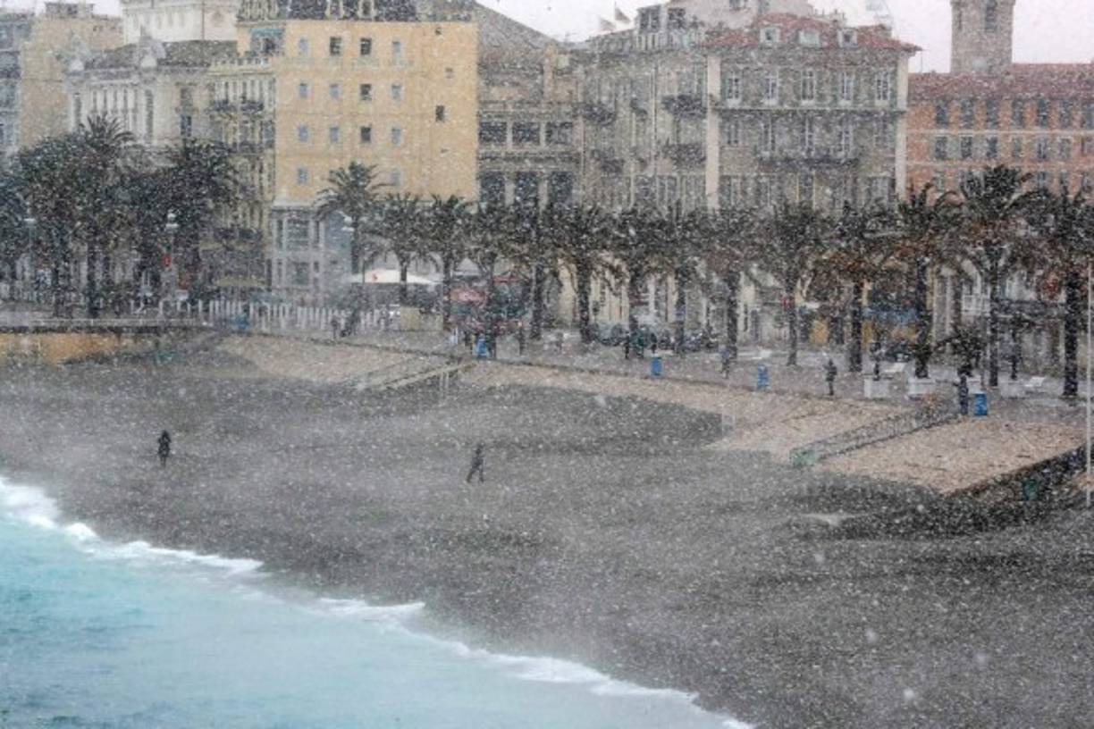 En Francia, donde el clima fue muy frio pero seco, los meteorólogos anuncian caídas de nieve en gran parte del país desde este martes, aunque al final de la semana las temperaturas subirán bruscamente, hasta ser casi primaverales.<br/><br/>El martes, residentes de Ajaccio, en la isla francesa de Córcega, despertaron con unos 15 centímetros de nieve en la playa, lo nunca visto desde 1986.<br/><br/>Las playas de Niza también fueron azotadas por las nevadas.