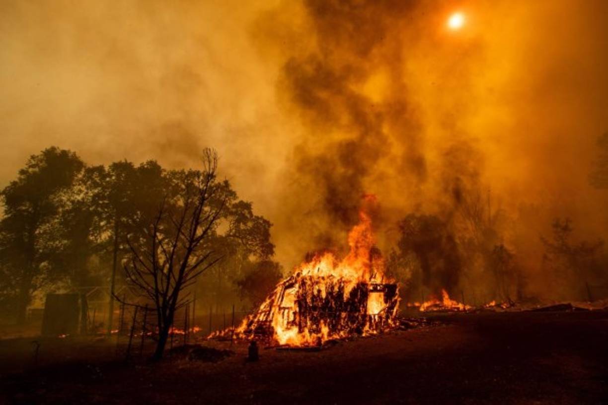 Otro gran incendio, bautizado Ferguson, obligó al cierre de parte del turístico parque Yosemite y estaba controlado en apenas 38%.
