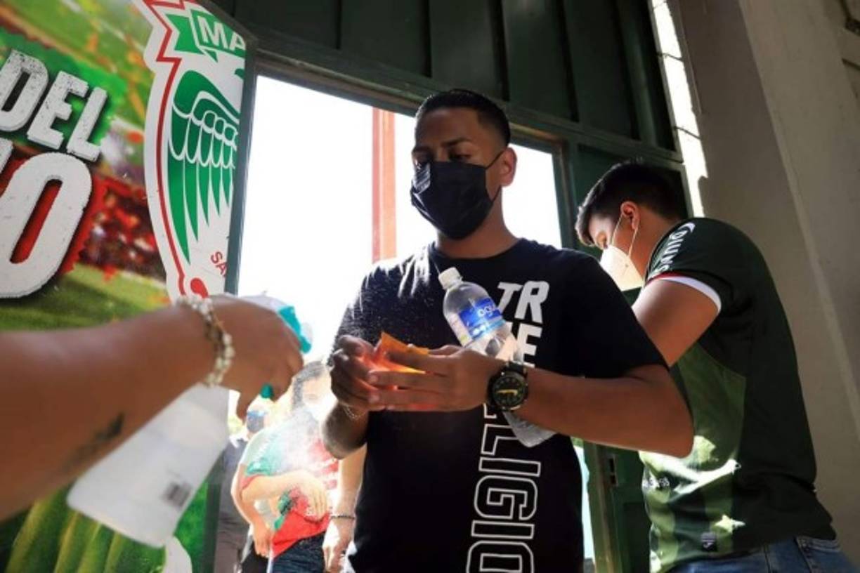 En la entrada del estadio Yankel Rosenthal han seguido todas las medidas de bioseguridad.