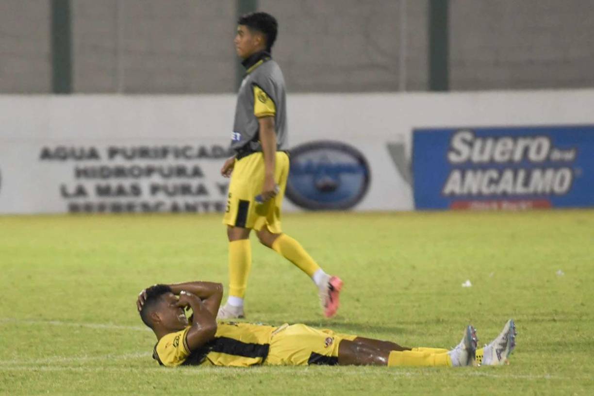 La tristeza de los jugadores del Génesis de Comayagua al sufrir su quinta derrota del Torneo Apertura 2024.
